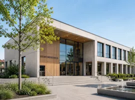 Öffentliches Gebäude mit modernem Vorplatz