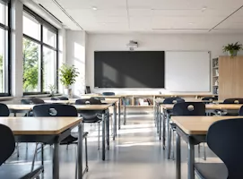 Helles Klassenzimmer mit großen Fenstern