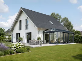Wohnhaus mit angebautem Wintergarten und Garten