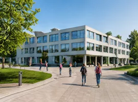 Öffentliches Betriebsgebäude mit Vorplatz und Grünflächen