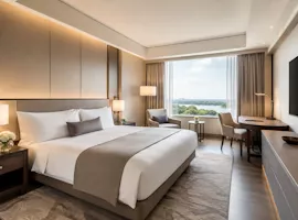 Elegantes Hotelzimmer mit Doppelbett und Ausblick