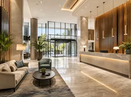 Grosszügige, moderne Hotellobby mit Empfang und Sitzbereich