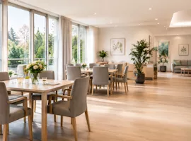 Helles Restaurant mit gedeckten Tischen und Aufenthaltsbereich
