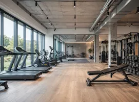 Modernes Fitnesscenter mit Trainingsgeräten und Tageslicht