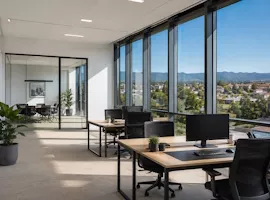 Modernes Grossraumbüro mit Arbeitsplätzen und Panoramafenstern