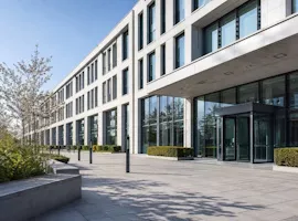 Modernes Lager- und Logistikgebäude mit Eingangsbereich