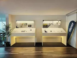 Showroom mit beleuchteten Ausstellungsflächen