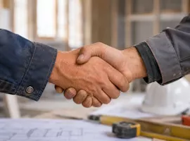 Handschlag zweier Partner auf einer Baustelle