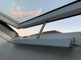 Geöffnetes Dachfenster mit Antriebsmechanik